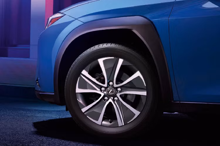 Lexus UX được trang bị hệ thống hỗ trợ theo dấu làn đường, hỗ trợ kiểm soát hành trình thích ứng cùng radar, đèn pha chủ động, hỗ trợ cảnh báo biển giao thông, hệ thống cảnh báo tiền va chạm với tính năng phát hiện người đi bộ vào ban đêm. Nên bản UX 300e cũng được trang bị tương tự.