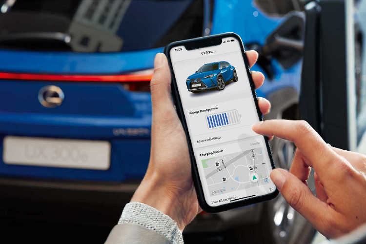 Theo hãng xe Nhật, thời gian sạc nhanh qua ở 50-kW của UX 300e 2020 là khoảng 50 phút. Còn qua ổ sạc tiêu chuẩn 6.6-kW thì xe mất 7 tiếng để sạc.