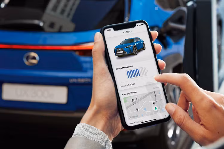 Theo hãng xe Nhật, thời gian sạc nhanh qua ở 50-kW của UX 300e 2020 là khoảng 50 phút. Còn qua ổ sạc tiêu chuẩn 6.6-kW thì xe mất 7 tiếng để sạc.