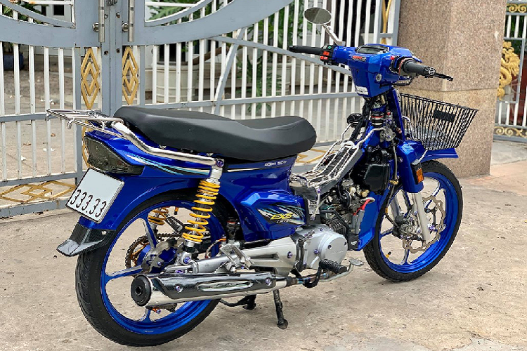 Tuy nhiên đóng vai trò bơm dầu xuống heo nay là pen đạp Brembo tháo từ một dòng mô tô phân khối lớn. Cùng với các chi tiết sử dụng ốc titan màu xanh trùng với thân xe và bộ đèn hậu cùng đèn xi-nhan trước LED Uma Racing, chiếc Dream biển ngũ quý 3 đã thực sự "lột xác" về mọi mặt.