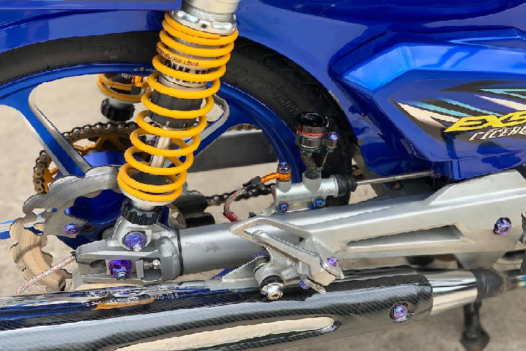 Không chỉ có "dàn ngoài", chủ xe còn tập trung nâng cấp cả phần "nội công" của Dream . Ngoài hệ thống đánh lửa độ của hãng MSD, chiếc xe còn được nâng dung tích lên 125cc nhờ sử dụng bộ "đầu lòng" từ Honda Future 125. Kết hợp cùng pô của phiên bản Dream 125 được móc lại và bộ cổ kèm bầu titan, động cơ này không chỉ có công suất mạnh hơn Dream nguyên bản mà còn cho tiếng nổ trầm ấm ấn tượng hơn.