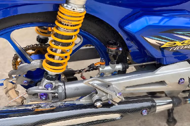 Không chỉ có "dàn ngoài", chủ xe còn tập trung nâng cấp cả phần "nội công" của Dream . Ngoài hệ thống đánh lửa độ của hãng MSD, chiếc xe còn được nâng dung tích lên 125cc nhờ sử dụng bộ "đầu lòng" từ Honda Future 125. Kết hợp cùng pô của phiên bản Dream 125 được móc lại và bộ cổ kèm bầu titan, động cơ này không chỉ có công suất mạnh hơn Dream nguyên bản mà còn cho tiếng nổ trầm ấm ấn tượng hơn.