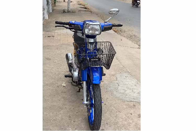 Sở hữu một bộ sưu tập xe với nhiều chiếc có biển "ngũ quý" (5 số trùng nhau), một người chơi xe sống tại An Giang đã quyết định độ lại Honda Dream biển ngũ quý 3 trong bài viết này.