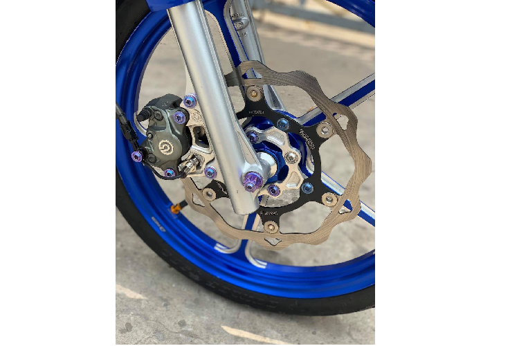 Vốn đã ấn tượng bởi biển số 333.33, chiếc xe nay còn trở nên bắt mắt và nổi bật hơn nữa khi được độ lại theo phong cách kiểng, với cảm hứng lấy từ phiên bản Dream EX5 bán tại Malaysia và loạt đồ chơi "hàng hiệu".