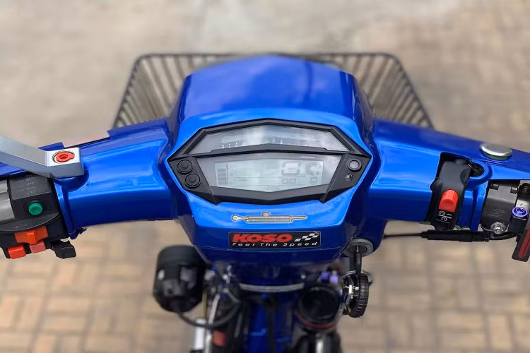 "Ton-sur-ton" với màu xanh của thân xe là cặp mâm Racing Boy CNC thay cho bánh căm nguyên bản. Chi tiết này không chỉ giúp cho chiếc Dream có vẻ ngoài thể thao hơn bởi thiết kế 5 cây khoẻ khoắn mà còn giảm trọng lượng nhờ được cấu thành từ vật liệu nhôm. Ngoài mâm, "dàn chân" của xe còn được nâng cấp từ phanh đùm lên phanh đĩa.