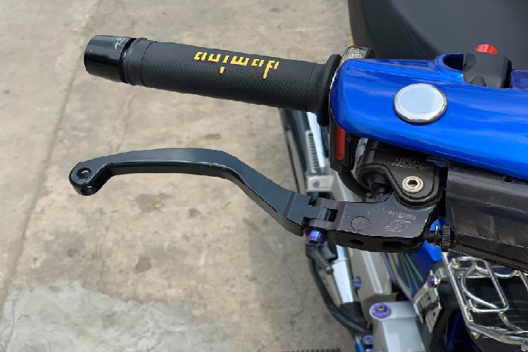 Bắt đầu từ "dàn ngoài", chiếc xe đã được dọn mới hoàn toàn và sơn lại trong tông màu xanh dương bắt mắt của Dream EX5. Để phù hợp với sự thay đổi này, chủ xe cũng đã lựa chọn bộ tem Dream EX5 để trang trí cho thân xe.