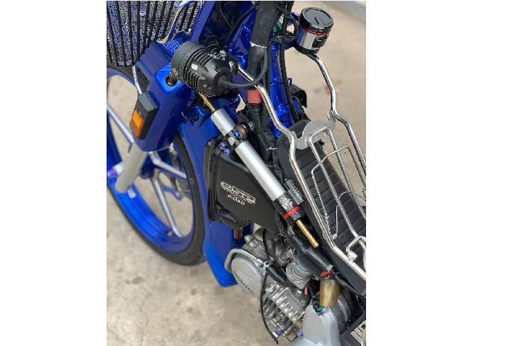 Ngoài cùm phanh, khu vực tay lái của bản độ cũng có hàng loạt các món đồ chơi cao cấp khác, trong đố nổi bật nhất là đồng hồ điện tử theo phong cách mẫu mô tô phân khối lớn đình đám Kawasaki Z1000. Các cùm công tắc nguyên bản của xe nay cũng đã được thay bằng cùm Domino đa năng. Để có thể gắn được những chi tiết độ này, chủ xe đã phải đặt chế mủ và khoét nhựa đầu của chiếc Dream.