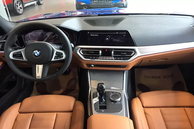 Bên dưới nắp ca-pô BMW 330i sử dụng động cơ xăng 4 xy-lanh thẳng hàng (I4) dung tích 2.0L tăng áp cổng nạp kép công nghệ TwinPower-Turbo cho công suất tối đa 225 mã lực tại dải vòng tua từ 5.000 – 6.500 v/p và mô-men xoắn cực đại đạt 400Nm từ 1.550 – 4.400 v/p.
