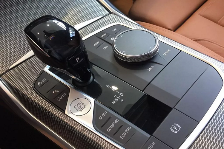 Và hỗ trợ lái xe khi tắc đường (Traffic Jam Assist), hỗ trợ dừng khẩn cấp (Emergency Stop Assist) và trợ lý hỗ trợ đỗ xe,...