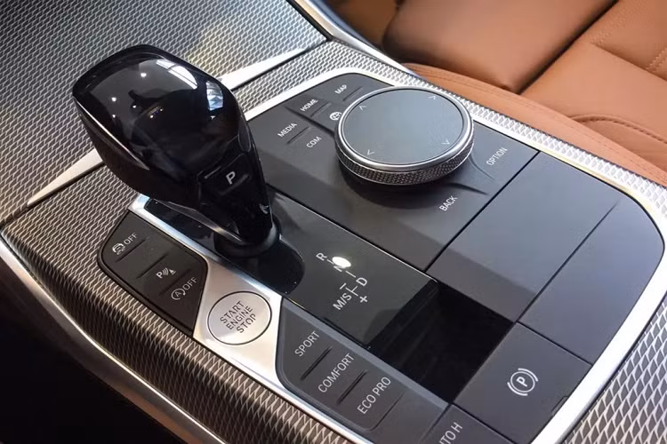 Và hỗ trợ lái xe khi tắc đường (Traffic Jam Assist), hỗ trợ dừng khẩn cấp (Emergency Stop Assist) và trợ lý hỗ trợ đỗ xe,...