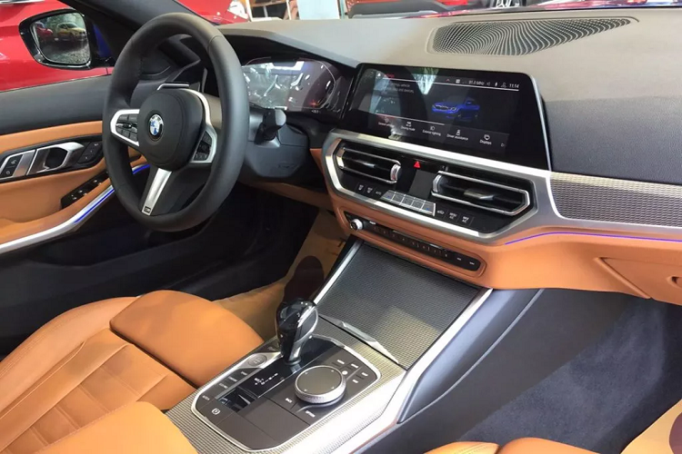 Sức mạnh được truyền xuống cầu sau (RWD) thông qua hộp số tự động 8 cấp (8 Steptronic).