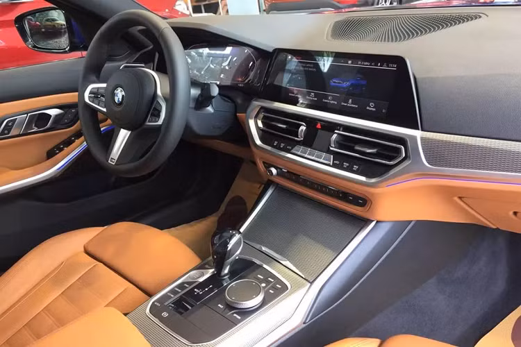 Sức mạnh được truyền xuống cầu sau (RWD) thông qua hộp số tự động 8 cấp (8 Steptronic).