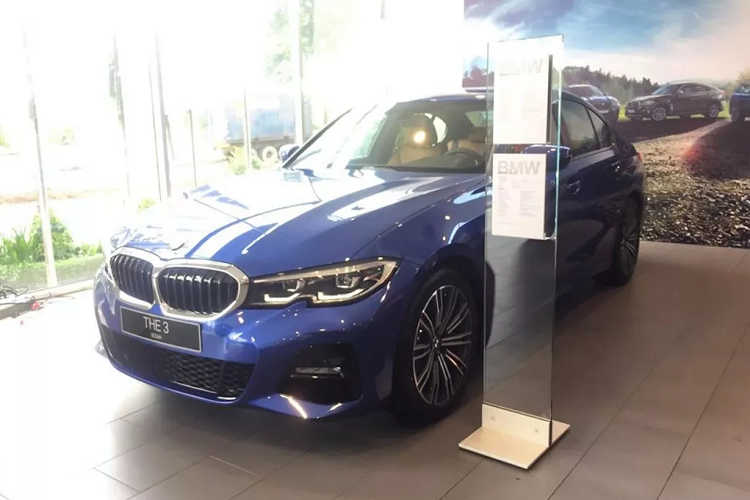 Gói trang bị thể thao ‘’M Sport’’ còn bao gồm vô lăng 3 chấu và ghế ngồi thể thao. So với thế hệ F30 trước đó sử dụng thắng tay cơ, G20 mới đã chuyển sang sử dụng phanh tay điện tử + Auto Hold (AH) và đèn trang trí nội thất (ambient light),...