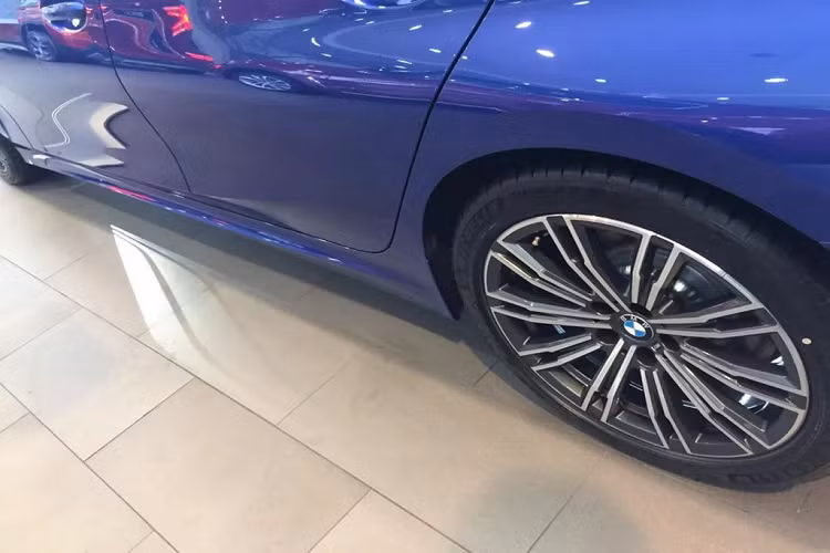 BMW 330i M Sport tại Việt Nam có trang bị nhiều hệ thống an toàn &amp; hỗ trợ lái như: điều khiển hành trình thích ứng, hệ thống hỗ trợ giữ làn đường (Lane Keep Assist)...