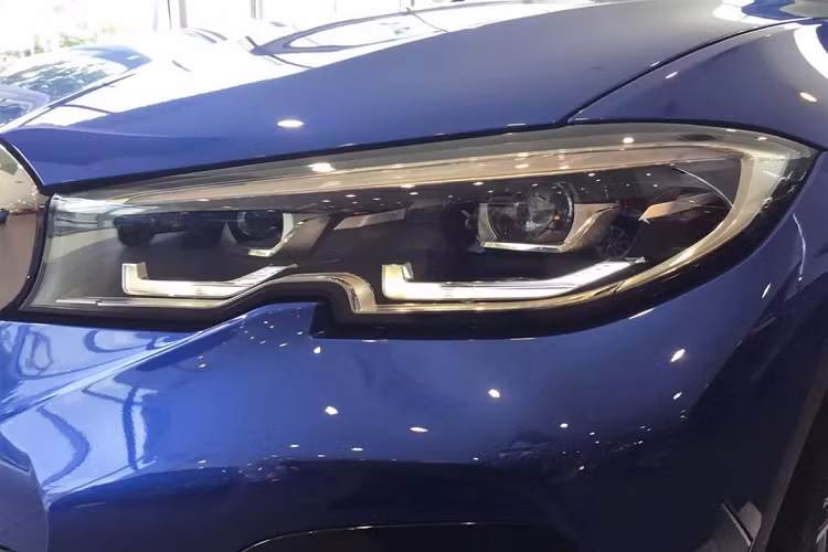 Nội thất BMW 330i M Sport mới được trang bị buồng lái kỹ thuật số - BMW Live Cockpit Professional sử dụng 2 màn hình bao gồm: hỗ trợ lái 12,3 inch và cảm ứng trung tâm 10,25 inch ‘’chạy’’ hệ điều hành BMW Operating 7.0 mới nhất của hãng xe Đức, hỗ trợ kết nối điện thoại thông minh.