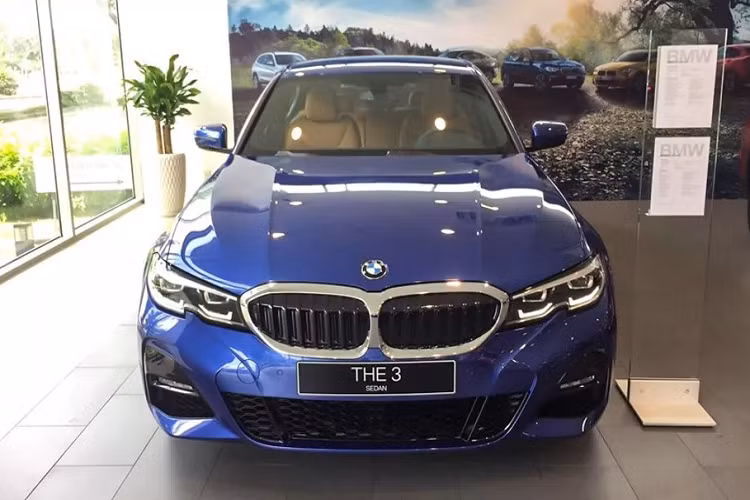 Theo thông tin chào bán từ nhân viên kinh doanh BMW, 330i M Sport thế hệ mới được đưa về nước với số lượng có hạn và đây là phiên bản full options. Với mức giá 2,379 tỷ đồng – BMW 330i M Sport mới nhập khẩu có giá cao hơn 482 triệu đồng so với đối thủ Mercedes-Benz C300 AMG có giá 1,897 tỷ đồng, vượt qua cả Mercedes-Benz E 200 &amp; E 200 Sport có giá bán lần lượt: 2,130 và 2,317 tỷ đồng.
