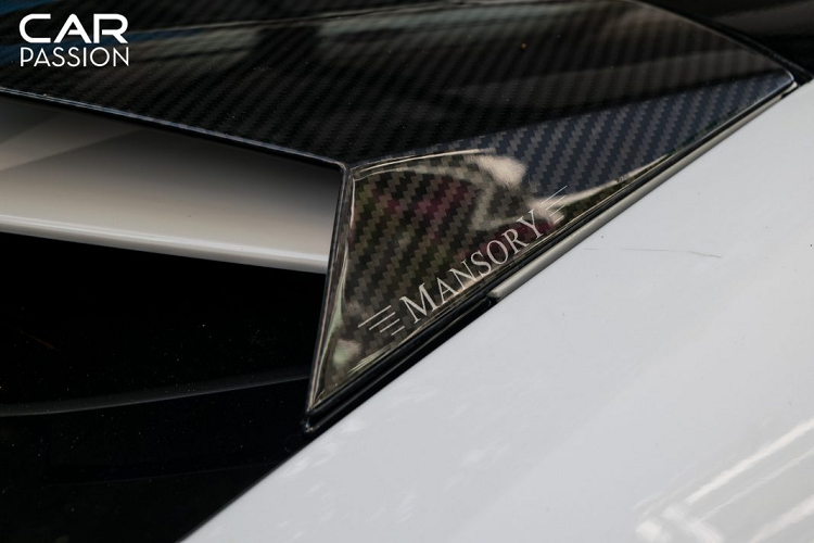 Chiếc Lamborghini Urus của Minh Nhựa trong bài viết này đã được trang bị màu sơn trắng Bianco Monocerus cùng mâm 5 chấu màu bạc.