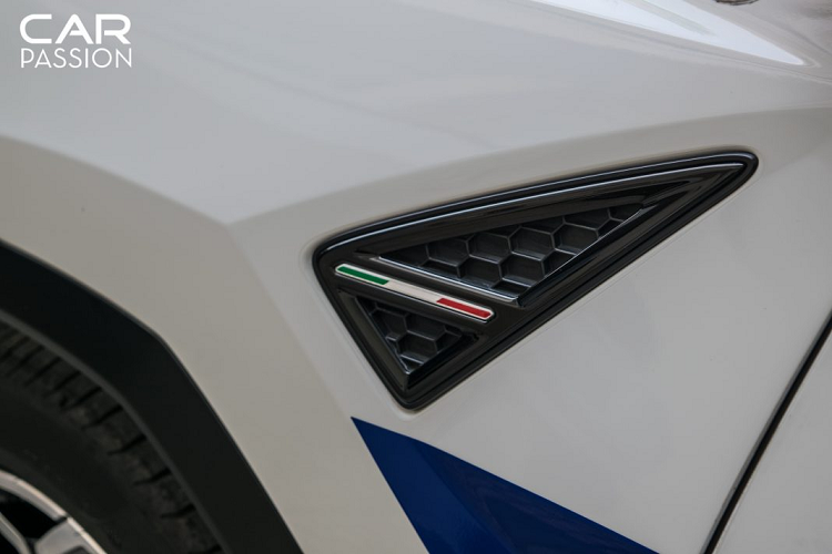 Là một mẫu SUV mang trong mình dòng máu thể thao của Lamborghini, Urus sớm được giới mê xe ưa chuộng bởi các tính năng mới như các chế độ vận hành mới, độ tiện nghi cũng như vẻ chắc chắn, cứng cáp của chiếc xe.