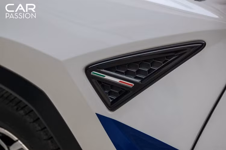 Là một mẫu SUV mang trong mình dòng máu thể thao của Lamborghini, Urus sớm được giới mê xe ưa chuộng bởi các tính năng mới như các chế độ vận hành mới, độ tiện nghi cũng như vẻ chắc chắn, cứng cáp của chiếc xe.