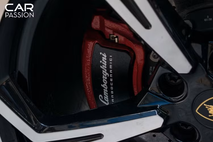 Trong lần xuất hiện này, Lamborghini Urus độ Mansory còn được trang bị thêm các nâng cấp như các cánh gió mới làm bằng carbon ở phần đuôi sau, capo trước bằng carbon thuộc gói độ Venatus đến từ Mansory.