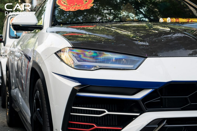 So với khi về nước, chiếc xe đã được thay thế bộ mâm 5 chấu Diamond cut khá nổi bật so với mâm màu xám cơ bản. Để tăng thêm phần độc đáo cho xe, đại gia Minh Nhựa đã lựa chọn cho chiếc xe của mình các đường nét màu xanh và đỏ đặc trưng của thương hiệu Long Thành Plastic.