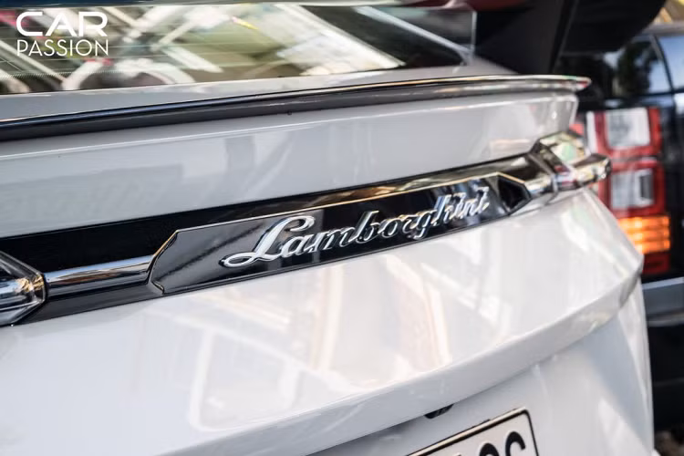 Ngoài ra, ở gói độ này, chiếc xe còn được thay thế cản trước và cản sau mới, cùng bộ mâm 24 inches khỏe khoắn.