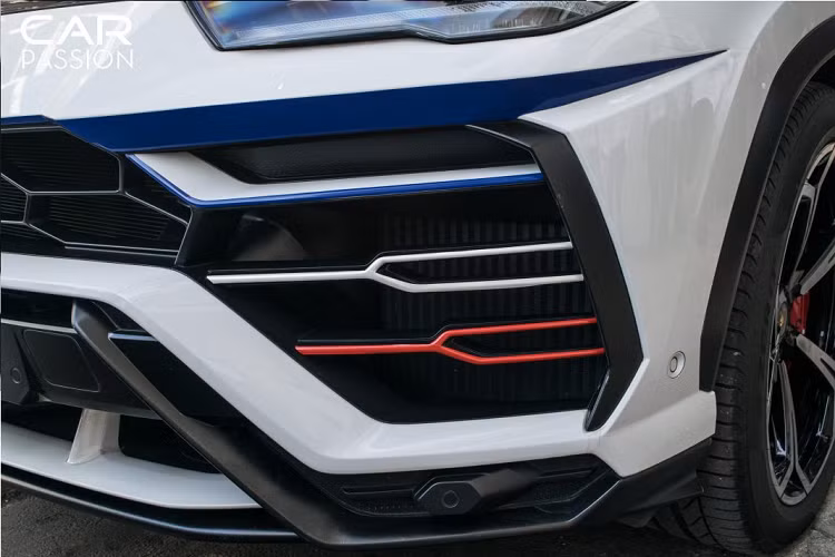 Trên toàn thế giới, chỉ có 20 bộ kit Venatus được sản xuất và bán ra. Mức giá xe Lamborghini Urus mới sau khi lăn bánh tại Việt Nam của đại gia siêu xe Minh Nhựa được đồn đoán không dưới 23 tỷ đồng.