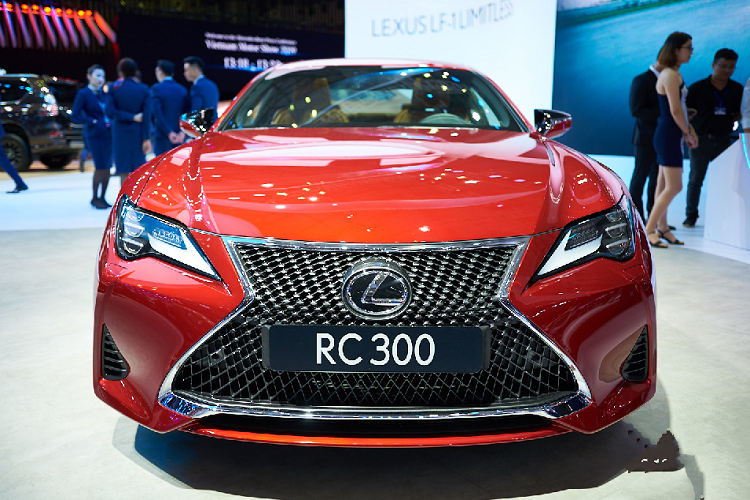 Thương hiệu xe sang Lexus cũng tăng thêm độ sang trọng và trang nhã cho ngoại thất của xe nhờ vào thay đổi thiết kế ở góc cản trước, tạo nên một đường tiếp nối mượt mà từ đèn pha hay thanh nan dọc uyển chuyển từ lưới tản nhiệt hình con suốt với đường nét vuốt xuống sắc sảo.