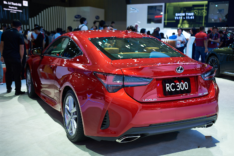 Ở bên trong khoang nội thất, Lexus RC 300 2019 vẫn kế thừa không gian và nội thất tiện nghi của phiên bản trước, đồng thời bảng đồng hồ cụm trung tâm và đồng hồ analog điều chỉnh GPS được lấy cảm hứng từ chiếc LC. Đồng hồ kim số mới tương tự với chiếc LC nằm ở vị trí đầu bảng điều khiển là nét đặc trưng trên mẫu xe coupe của Lexus.