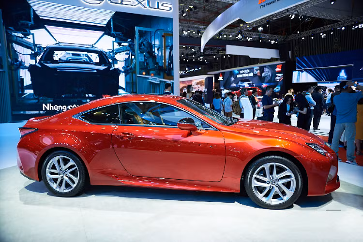 Đuôi xe được thiết kế đầy thẩm mỹ và sắc sảo với cụm đèn hậu LED thanh mảnh mang hình chữ L rõ rệt và sắc nét hơn, thể hiện thiết kế đặc trưng mới trên những chiếc coupe Lexus. Ngoài ra, mẫu xe sang Lexus RC 300 2019 trang bị mâm xe kích thước 18 inch. 