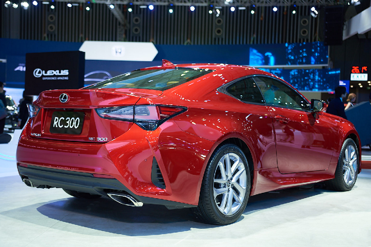 Lexus RC 300 2019 trang bị động cơ xăng Turbo 2.0L, phun xăng trực tiếp 4 kỳ. Động cơ sản sinh công suất cực đại 241 mã lực tại 5.800 vòng/phút và mô men xoắn cực đại 350 Nm tại 1.650 – 4.400 vòng/phút, kết hợp hộp số tự động 8 cấp. Phiên bản RC 300 2019 vẫn được trang bị các tính năng hỗ trợ lái và an toàn từ phiên bản trước như: Hệ thống dẫn đường tích hợp bản đồ Việt Nam,...