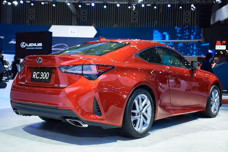 Lexus RC 300 2019 trang bị động cơ xăng Turbo 2.0L, phun xăng trực tiếp 4 kỳ. Động cơ sản sinh công suất cực đại 241 mã lực tại 5.800 vòng/phút và mô men xoắn cực đại 350 Nm tại 1.650 – 4.400 vòng/phút, kết hợp hộp số tự động 8 cấp. Phiên bản RC 300 2019 vẫn được trang bị các tính năng hỗ trợ lái và an toàn từ phiên bản trước như: Hệ thống dẫn đường tích hợp bản đồ Việt Nam,...