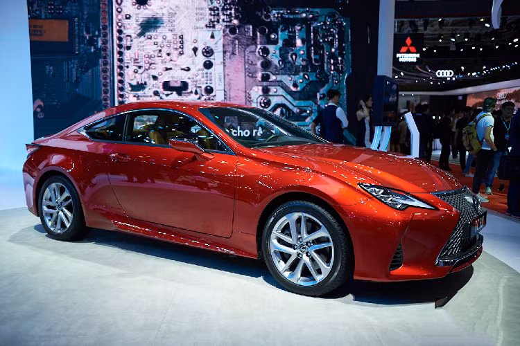 Tại thị trường Việt Nam, giá xe Lexus RC 300 2019 từ 3,27 tỷ đồng cho bản tiêu chuẩn và từ 3,3 tỷ đồng cho bản có ngoại thất màu đỏ Radiant. Xe cạnh tranh trực tiếp với các đối thủ như Mercedes-Benz C-Class Coupe, Audi A5 Coupe hay BMW 4-Series Coupe.