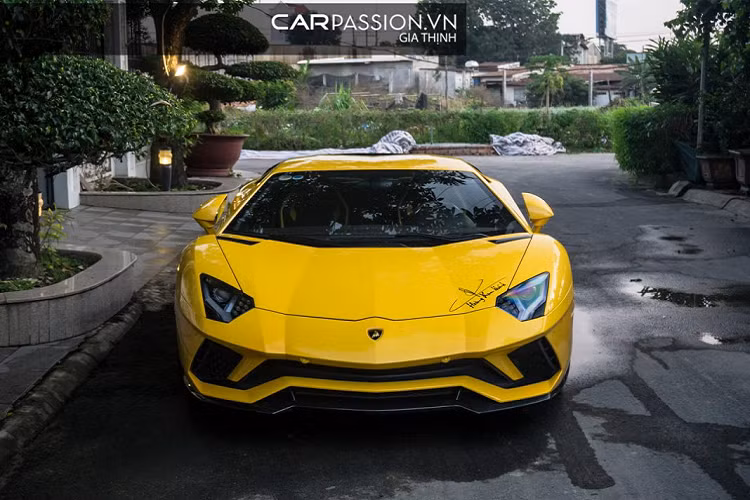 Siêu xe Lamborghini Aventador S có 4 chế độ lái khác nhau bao gồm : Strada, Sport, Corsa và Ego, trong đó chế độ Ego cho phép chủ nhân tùy ý điều chỉnh hệ thống treo cũng như khối động cơ V12 ở phía sau sao cho thích hợp nhất với bản thân. “Siêu bò” được trang bị khối động cơ V12 hút khí tự nhiên có dung tích 6.5 lít, sản sinh công suất tối đa 740 mã lực và mô men xoắn cực đại đạt mức 690 Nm.