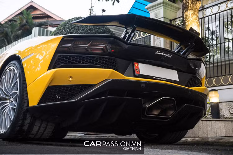 Đuôi xe cũng được thiết kế lại tương tự phần đầu, bộ khuếch tán gió carbon mới được bổ sung có vai trò điều hòa luồng không khí phía dưới gầm xe. Cụm 3 ống xả hình lục giác khác biệt, Lamborghini cho biết hệ thống ống xả mới giúp giảm thiểu 20% trọng lượng so với những phiên bản khác.