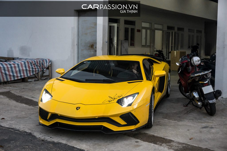 Không những sở hữu chiếc Lamborghini Aventador S độc nhất Việt Nam, doanh nhân Hoàng Kim Khánh còn có cho mình 1 bộ sưu tập đồ sộ với hàng loạt cái tên đắt giá như : Aston Martin Vantage thế hệ mới đầu tiên tại Việt Nam, Bentley Mulsanne EWB 2018 và Bentayga Centenary được phân phối chính hãng thông qua đại lí Bentley Việt Nam.