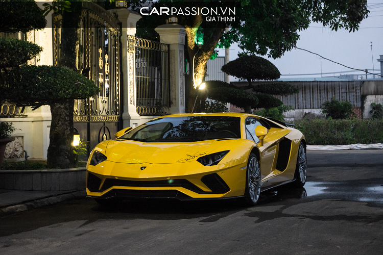 Phía bên dưới là một líp trước được làm từ sợi carbon giúp gia tăng lực ép xuống mặt đường cho phần thân xe. Cụm đèn chiếu sáng phái trước vẫn được giữ nguyên như phiên bản Aventador LP700-4 với dải LED ban ngày ấn tượng. Ở vị trí kế bên đèn chiếu sáng là chữ ký của doanh nhân Hoàng Kim Khánh được dán lên nắp ca-pô của xe.