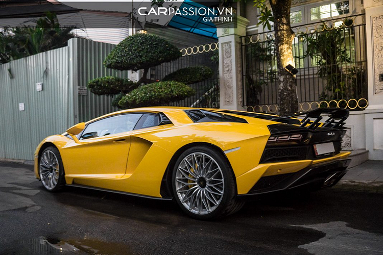 Vốn dĩ được trang bị gói ngoại thất với các chi tiết làm từ sợi carbon như líp gió hông, khe gió hay nắp động cơ, doanh nhân Hoàng Kim Khánh còn “mạnh tay” bổ sung thêm một cánh gió mới cho Aventador S được làm từ vật liệu cùng tên.