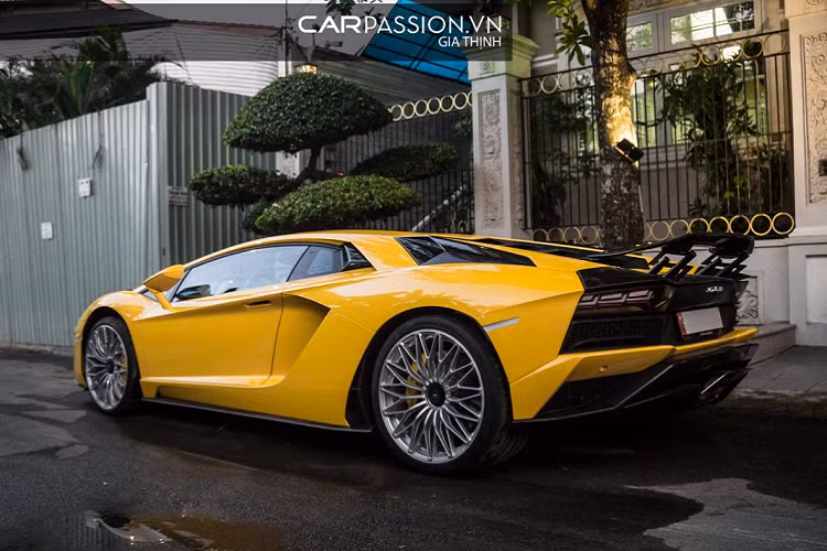 Vốn dĩ được trang bị gói ngoại thất với các chi tiết làm từ sợi carbon như líp gió hông, khe gió hay nắp động cơ, doanh nhân Hoàng Kim Khánh còn “mạnh tay” bổ sung thêm một cánh gió mới cho Aventador S được làm từ vật liệu cùng tên.