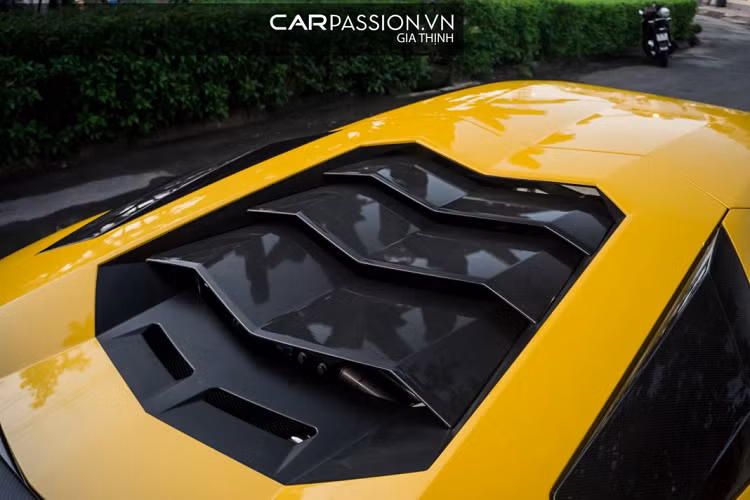 Chiếc cánh gió thuộc gói độ DMC Tecno dành riêng cho Aventador S này gây ấn tượng với hai thanh chống có thiết kế chồng lên nhau lạ mắt. Khi vận hành ở tốc độ cao, chiếc cánh gió mới sẽ tạo nên một hệ thống cánh gió kép, gia tăng sự ổn định cho thân xe cũng như tối ưu hóa lực ép xuống mặt đường cho Lamborghini Aventador S.