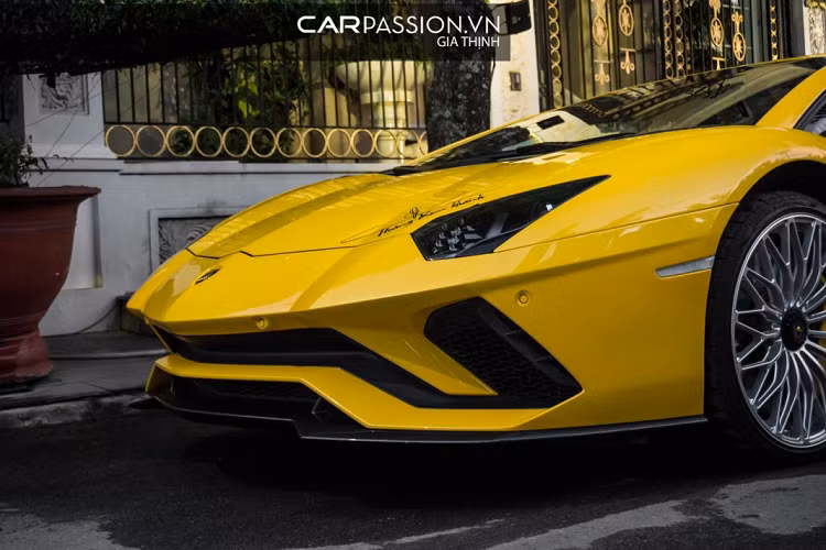 Bộ mâm với thiết kế đa chấu đẹp mắt được sử dụng trên Aventador S có đường kính 20 inches cho bánh trước và 21 inches cho bánh sau, đi cùng với đó là bộ lốp cao cấp Pirelli P Zero tăng cường khả năng bám đường cho Lamborghini Aventador S.