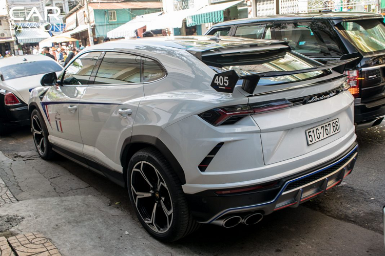 Đến tham dự sự kiện còn có bộ đôi Audi R8 V10 Plus, một chiếc mang màu đỏ tươi ở phần ngoại thất kết hợp với bộ mâm đa chấu sơn đen bóng, chiếc còn lại mang màu đen nguyên bản nhưng vừa được đổi sang màu xám Nardo Grey. Ngoài ra còn có sự góp mặt của siêu SUV Lamborghini Urus nhà Minh Nhựa.