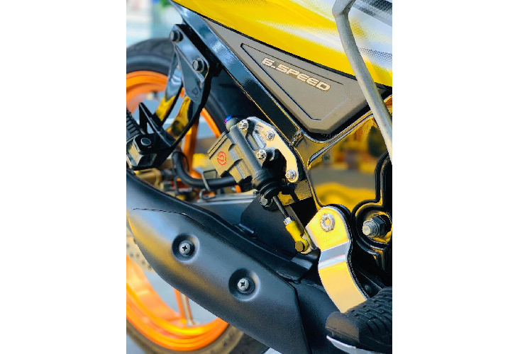 Ngoài mâm, hệ thống phanh trước có thể nói là một trong những điểm nhấn ấn tượng nhất của bản độ khi gồm heo phanh 2 piston đối xứng Brembo Billet tương tự xe đua Moto3, kèm đĩa Brembo Racing.