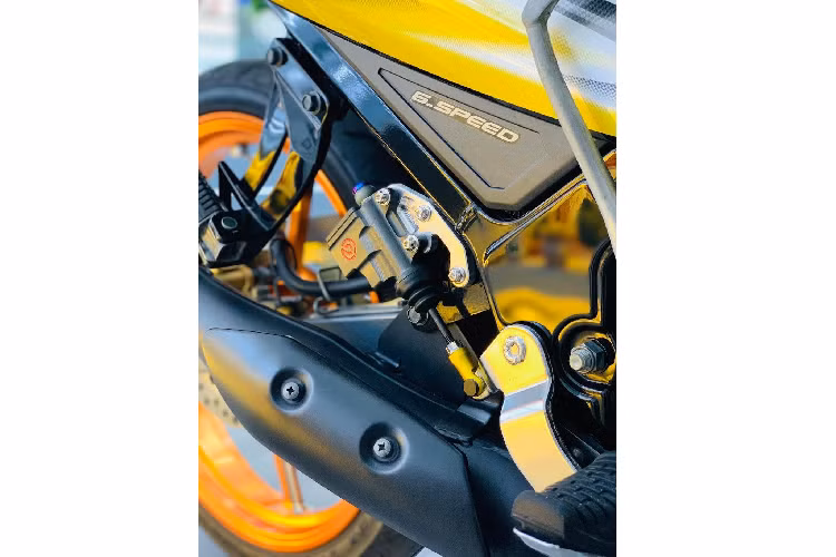 Ngoài mâm, hệ thống phanh trước có thể nói là một trong những điểm nhấn ấn tượng nhất của bản độ khi gồm heo phanh 2 piston đối xứng Brembo Billet tương tự xe đua Moto3, kèm đĩa Brembo Racing.