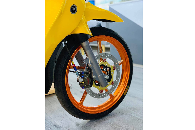 Tuy nhiên do sử dụng động cơ 2 kỳ với nhược điểm là kém thân thiện với môi trường, xe cũng gặp nhiều khó khăn hơn khi được nhập về Việt Nam dẫn tới giá bán Yamaha 125ZR "phi mã". Hiện tại để có thể sở hữu một chiếc 125ZR mới tinh, người đam mê sẽ phải bỏ ra số tiền lên tới trên 250 triệu đồng.