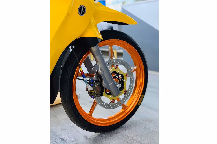 Tuy nhiên do sử dụng động cơ 2 kỳ với nhược điểm là kém thân thiện với môi trường, xe cũng gặp nhiều khó khăn hơn khi được nhập về Việt Nam dẫn tới giá bán Yamaha 125ZR "phi mã". Hiện tại để có thể sở hữu một chiếc 125ZR mới tinh, người đam mê sẽ phải bỏ ra số tiền lên tới trên 250 triệu đồng.