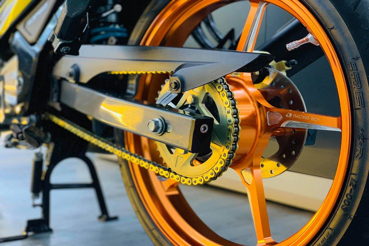 Thuộc sở hữu của một người chơi xe tại Nha Trang, thiết kế và màu sơn vàng nổi bật nguyên bản của Yamaha 125ZR đã được chủ xe giữ nguyên. Tuy nhiên thay vì cặp mâm 6 cánh xoắn, chiếc xe nay đã được thay vành nhôm CNC đắt giá và rất hiếm từ Racing Boy.