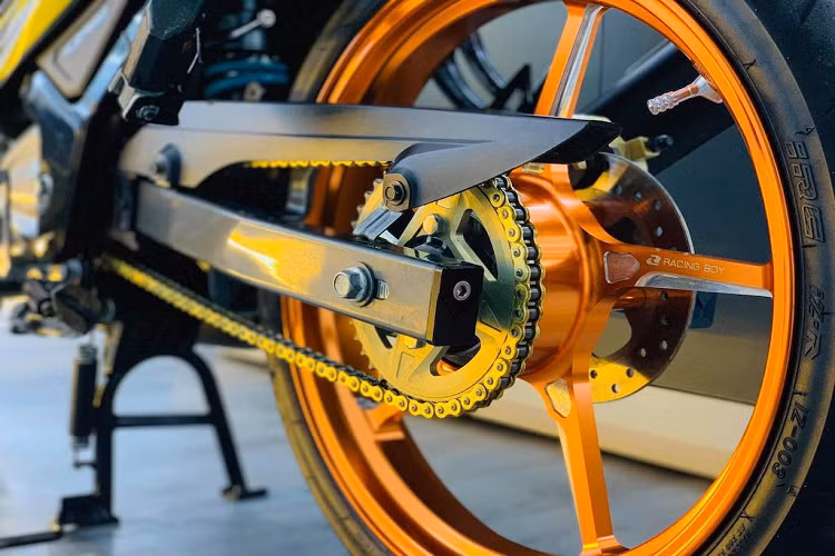 Thuộc sở hữu của một người chơi xe tại Nha Trang, thiết kế và màu sơn vàng nổi bật nguyên bản của Yamaha 125ZR đã được chủ xe giữ nguyên. Tuy nhiên thay vì cặp mâm 6 cánh xoắn, chiếc xe nay đã được thay vành nhôm CNC đắt giá và rất hiếm từ Racing Boy.