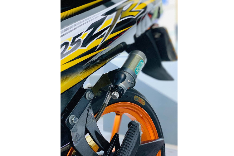 Dầu được cung cấp cho heo phanh này từ cùm Accossato Billet vốn cũng dành cho xe đua, dẫn qua dây HEL. Nằm bên cạnh cùm phanh là cùm ga cuốn Domino cho cảm giác tay ga nhạy hơn. Cùm côn cũng được thay bằng loại của hãng Accossato, trong khi 2 đầu tay lái là cặp bao tay mềm, bám tay hơn.