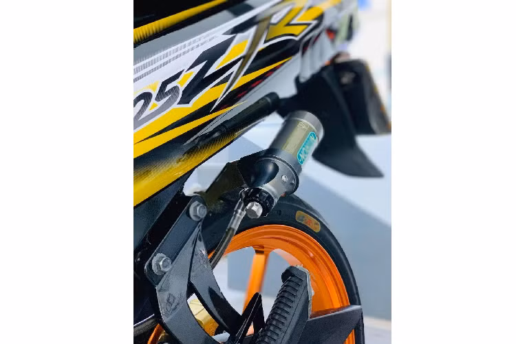 Dầu được cung cấp cho heo phanh này từ cùm Accossato Billet vốn cũng dành cho xe đua, dẫn qua dây HEL. Nằm bên cạnh cùm phanh là cùm ga cuốn Domino cho cảm giác tay ga nhạy hơn. Cùm côn cũng được thay bằng loại của hãng Accossato, trong khi 2 đầu tay lái là cặp bao tay mềm, bám tay hơn.